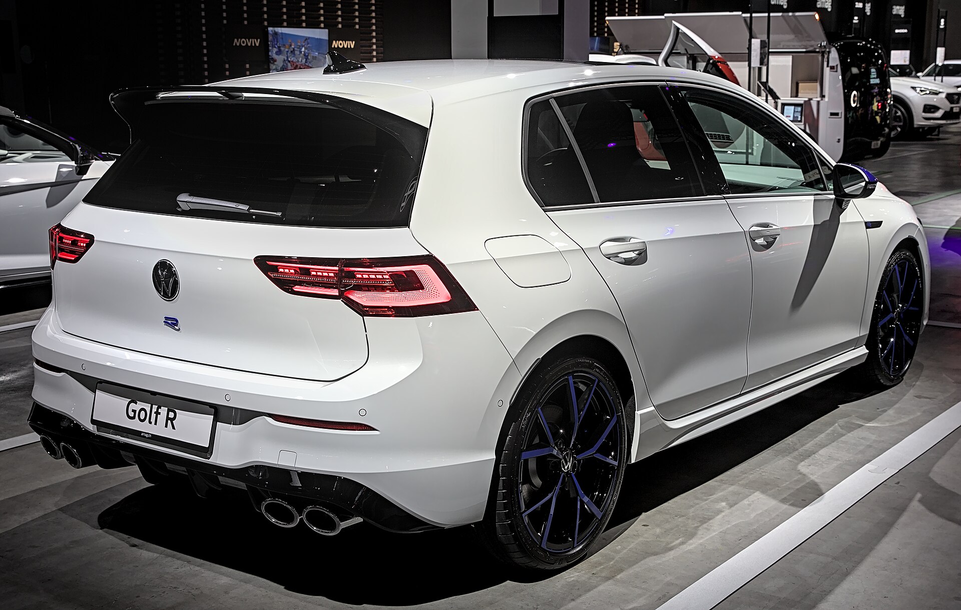 Белый Volkswagen Golf R в шоуруме